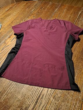 Green Town Scrubs L Wine Berry Black Scrub Top GTB-111BRY V-Neck Stretch Sides